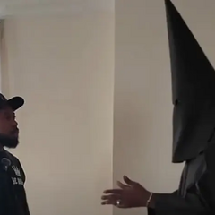 Музикант в костюмі ку-клукс-клану