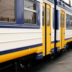 Повреждённый электропоезд на железнодорожных рельсах