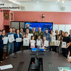 Діти малюють портрет російського солдата