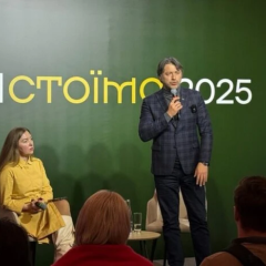 Сергей Притула с микрофоном в руках