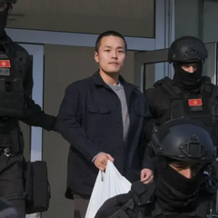 чоловік у руках планка збереження даних