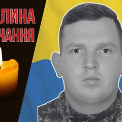 Богдан Усик в рингу з радісним виразом обличчя.
