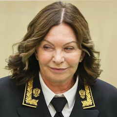 Портрет девушки рядом с Путиным