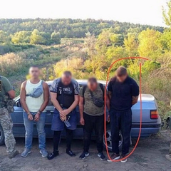 Усатий чоловік у поліцейських кительках