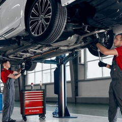 Автомобіль на СТО з поломками