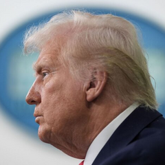 Трамп з папером з податками