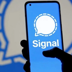 Логотип мессенджера Signal на фоне тюремных решеток