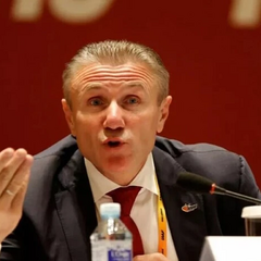 Россияне с национальной символикой на митинге