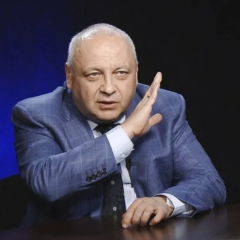 Зображення політтехнолога на прес-конференції