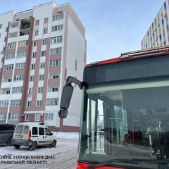 Медицинский работник помогает раненым в Харькове