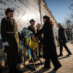 Премьеры почтили память погибших у памяти