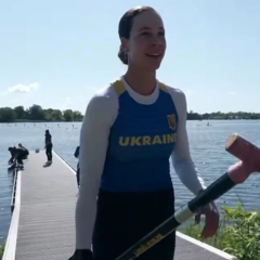 Українські веслувальники з трембітами стоять у каяках