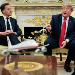 Трамп на фоні військових літаків