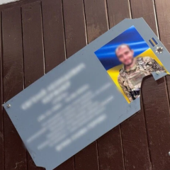 П'яний чоловік руйнує меморіальну дошку