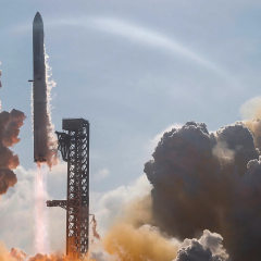 SpaceX выводит на орбиту спутники