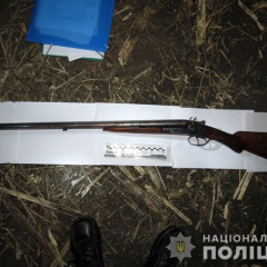 Мисливець з рушницею серед забороненого лісу