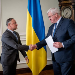 Флаг Украины на фоне глобуса
