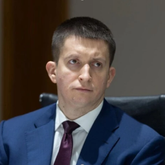 Портрет Віктора Дубовика на фоні АРМА