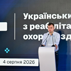 Врач проводит реабилитацию пациента в Украине