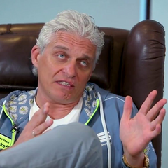 Портрет Олега Тінькова в костюмі