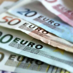 Єврокупюри у вигляді сміття