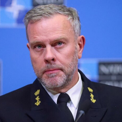 Фото адмірала Бауера говорить про збільшення витрат на оборону