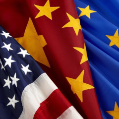 На изображении флаги ЕС, США, Китая и графики, символизирующие экономическую безопасность