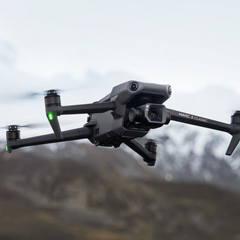 Дрони зображені у повітрі