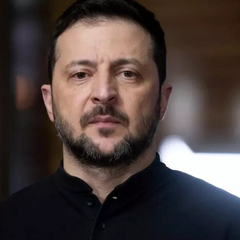 Зеленський демонструє декларацію про доходи