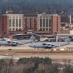 Лого группы Рамштайн на красном фоне
