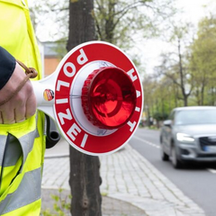 Водій за кермом автомобіля