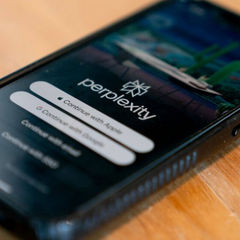 Смартфон Samsung Galaxy з Perplexity AI