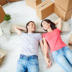 Молода пара підписує договір кредиту