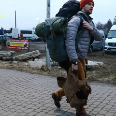 Молоді чоловіки виїжджають з України