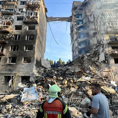 Гроші в руках чоловіка - 20 тисяч гривень