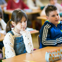 Вчитель перевіряє українських школярів під час іспиту