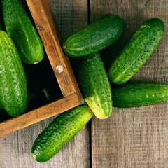 Огірки на дерев'яному столі