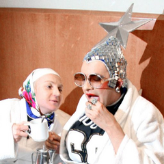 Мама Вірки Сердючки на фоні міста Полтави