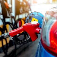 Водії на АЗС дивляться на чергу