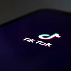 Головна сторінка TikTok на смартфоні