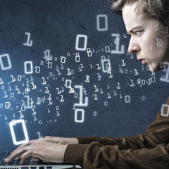 Человек в рабочем костюме с диаграммой