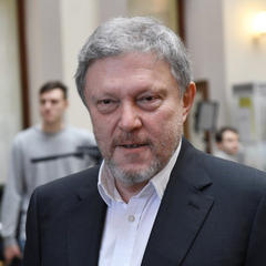 Григорий Явлинский за рулём автомобиля