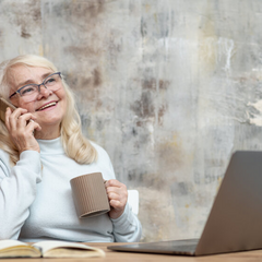 Зображення паперів з підрахунками та грошима