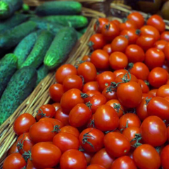 Ціни на огірки та помідори в супермаркеті