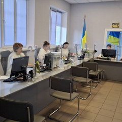 Логотип банку на фоні картки