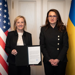 Прапори України та США разом