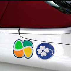 Пожилой водитель знак и автомобиль