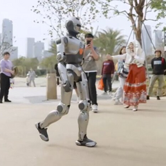 Китайський гуманоїдний робот викликає в Маска