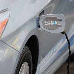 Гібридний автомобіль на дорозі