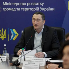 Чоловік з краваткою на фоні